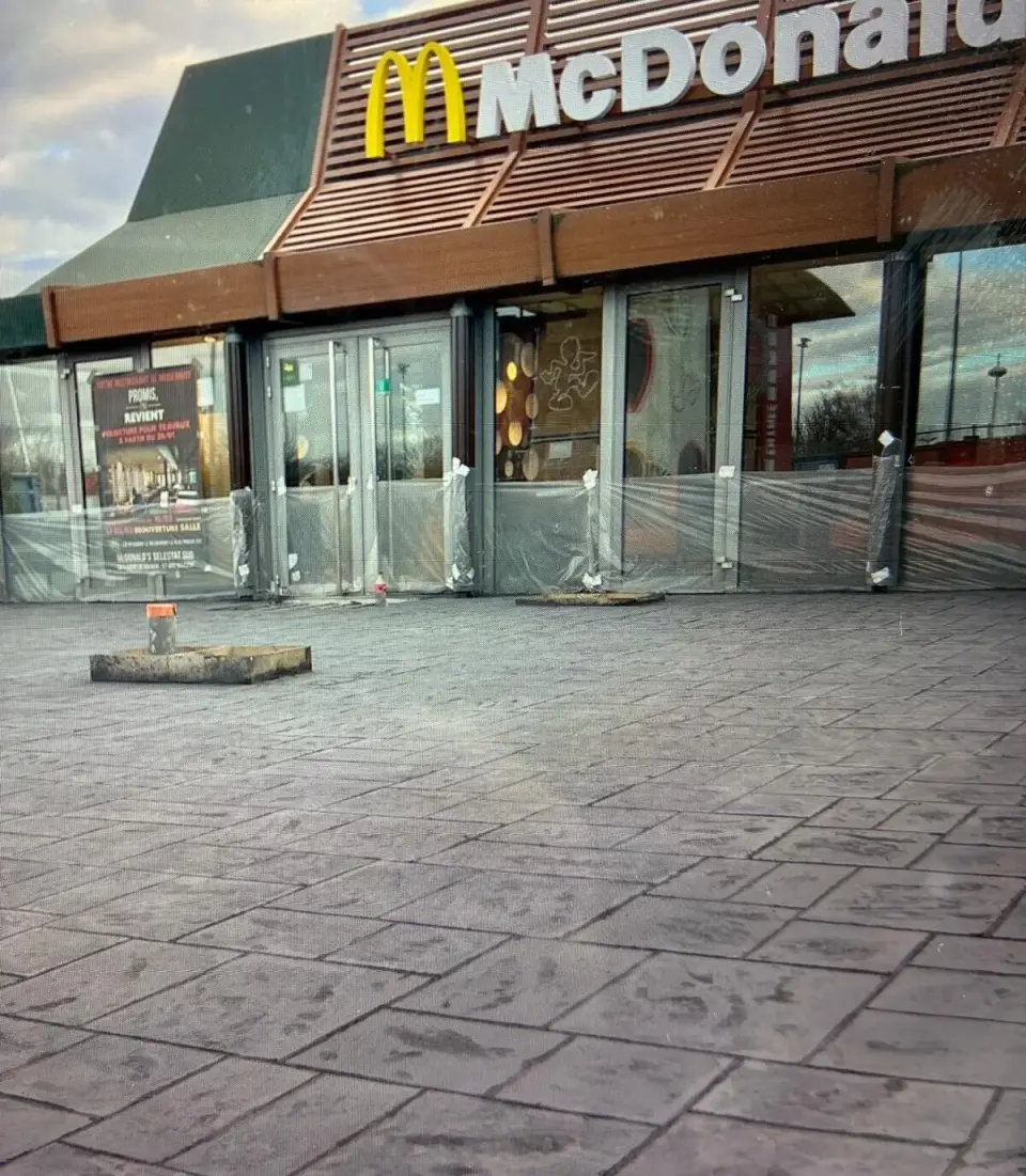 Réalisation : Parvis d'un restaurant en béton imprimé — Professionnels