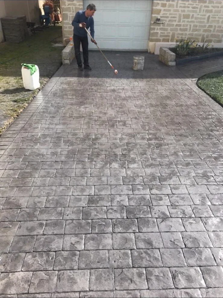 Réalisation : Allée en béton imprimé, finition en cours — Allées